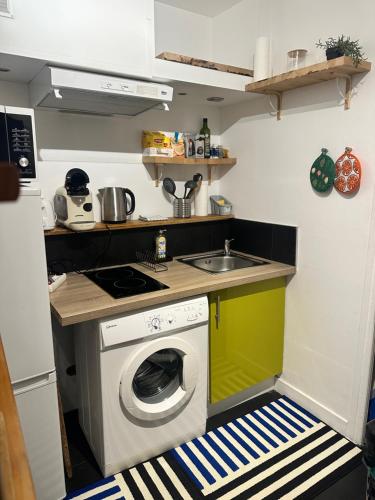 une cuisine avec lave-linge et évier dans l'établissement Vieux Nice, à Nice