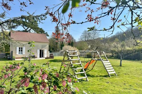 a garden with a ladder and a swing at Le Gîte d’en Bas-St Valery à 15min-Équipement bébé in Quesnoy-le-Montant