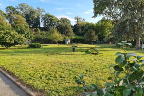 a park with a field of grass and trees at Le Gîte d’en Bas-St Valery à 15min-Équipement bébé in Quesnoy-le-Montant