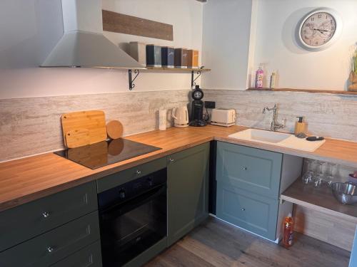 Kuchyň nebo kuchyňský kout v ubytování Le Perlez