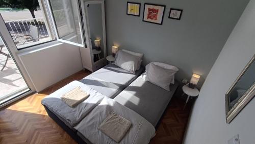 ein kleines Schlafzimmer mit einem Bett mit zwei Kissen in der Unterkunft Oleas Stari Grad Hvar - RoomsNew - 2 Min to Sea and Center in Stari Grad