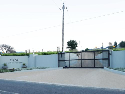 a gate in the middle of a driveway at Gilgal Guest Accommodation in Onder-Papegaaiberg
