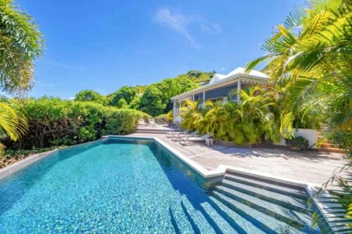 Hilltop Paradise With Breezy Hammock Lounge