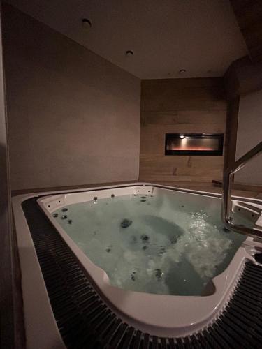 a jacuzzi tub in a room with aperature at Pensjonat Sekuła*** in Bukowina Tatrzańska