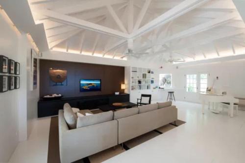 TV a/nebo společenská místnost v ubytování Luxury Vitet Villa Overlooking Grand Fond