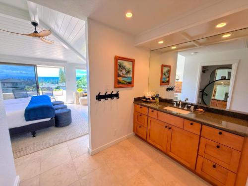 Un baño con lavabo y un espejo grande. en KBM Resorts Spacious 4-Bedroom Kapalua Golf Collection Multi Unit Listing Golf Course Views 2 Free Rental Cars KGV-24P7P2, en Kapalua