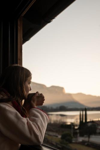 una mujer mirando por la ventana de un tren en Leuchtenburg am See, en Caldaro
