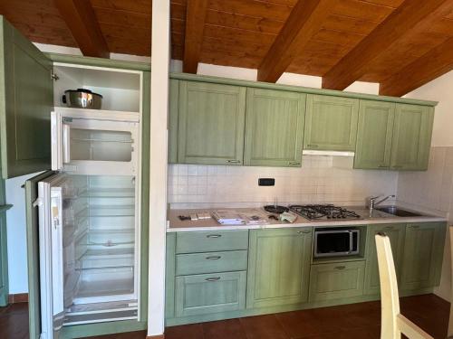 Η κουζίνα ή μικρή κουζίνα στο The Fairy World - Penthouse with Terrace Lake view and Pool