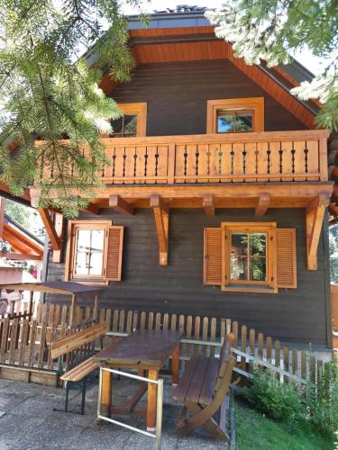 a log cabin with a deck and a picnic table at Jägerkeusche in Unterpreitenegg