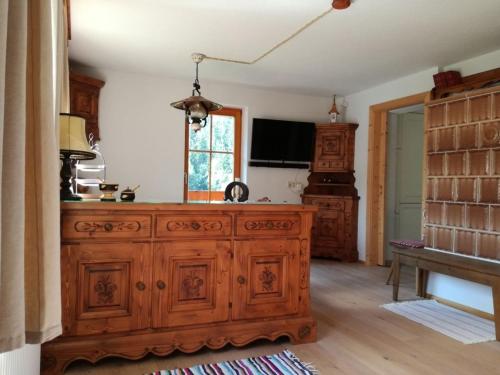 ein Zimmer mit einem großen Holzschrank und einem Fernseher in der Unterkunft Jägerkeusche in Unterpreitenegg