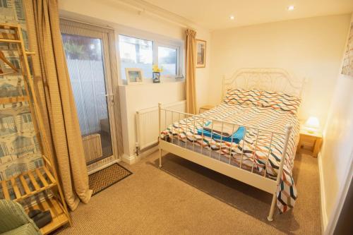 Postel nebo postele na pokoji v ubytování Pebbles Apartment By Air Premier