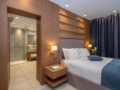 赫索尼索斯Nana Golden Beach All Inclusive Resort & Spa的一间带大床的卧室和一间浴室