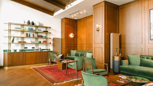 een woonkamer met groene stoelen en een tafel bij Liv Hotels Erciyes in Cebir