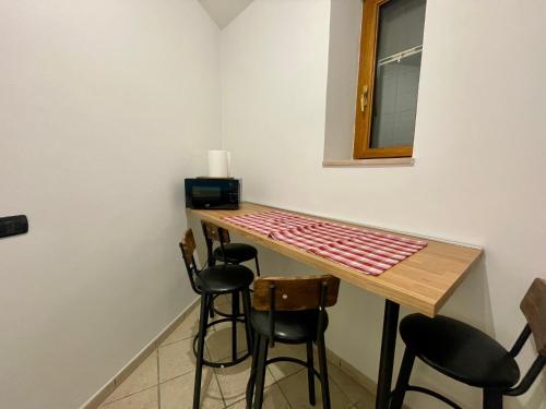 a small room with a table and stools at Carioca Aparthotel in Capua
