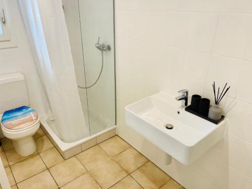 Ένα μπάνιο στο -TheUrbanist- Cozy Free Parking Fast WiFi