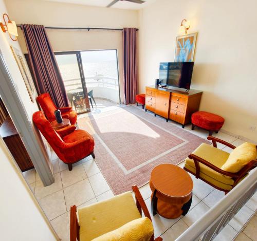 TV a/nebo společenská místnost v ubytování 3BR Luxury Seafront Apartment with Beach Access ,RegencyTanjungTuanBeachResort