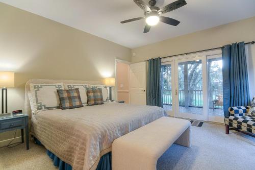 Un dormitorio con una cama y un ventilador de techo. en SM04: 4 Silver Moss, en Kiawah Island
