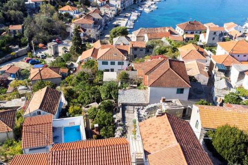 uitzicht op een stad met huizen bij Villa Dororeja in Veliki Drvenik