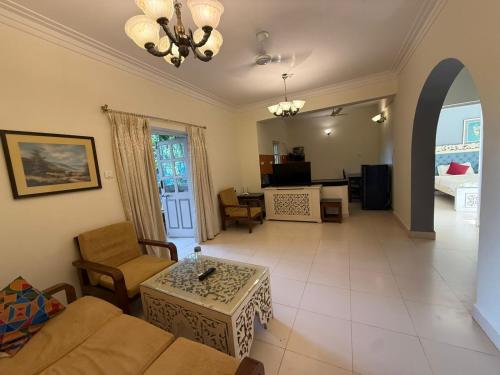 Χώρος καθιστικού στο Candolim 2bhk apartment Goa