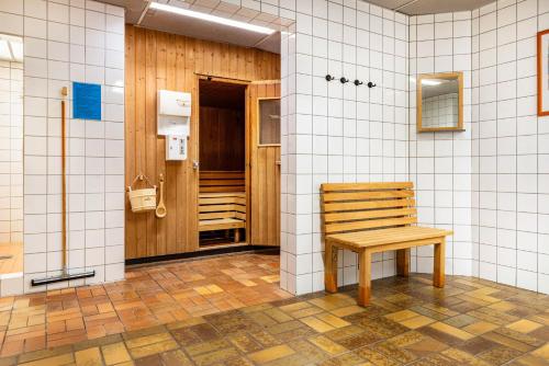 a bathroom with a wooden bench in a room at Fewo Uhldingen - Pool für Familien in Uhldingen-Mühlhofen