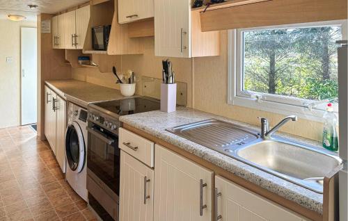 une cuisine avec un évier et une machine à laver dans l'établissement 3 Bedroom Nice Home In Nexø, à Balke