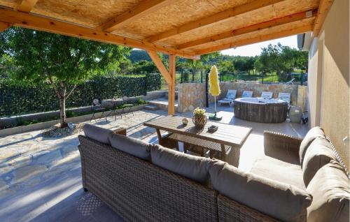 een patio met een bank en een tafel bij Awesome Home In Lisane Ostrovicke With Wifi in Lišane Ostrovičke