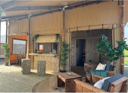 een tent met een bed en een tafel erin bij Càmping Castell Montgrí **** in L'Estartit