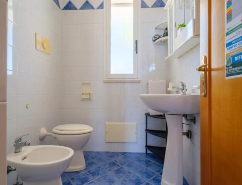 ein Badezimmer mit Toilette und Waschbecken in der Unterkunft Coral Bay House in Torre dell'Orso