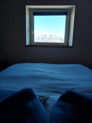 - une chambre avec un lit en face d'une fenêtre dans l'établissement Camere per Olimpiadi di Cortina 2026, à Col