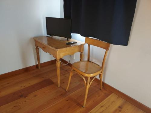 - un bureau avec un ordinateur et une chaise dans l'établissement Camere per Olimpiadi di Cortina 2026, à Col