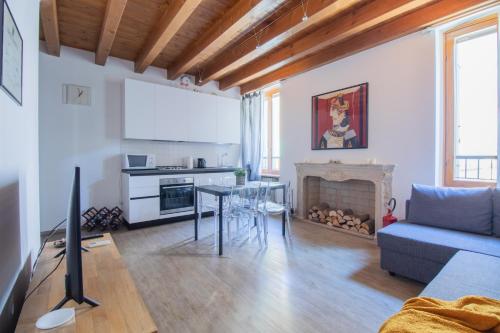 Kuchyň nebo kuchyňský kout v ubytování GuestHost - Valeggio sul Mincio Two-Levels Apt X4!