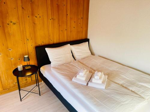 Ένα ή περισσότερα κρεβάτια σε δωμάτιο στο -TheUrbanist- Cozy Free Parking Fast WiFi