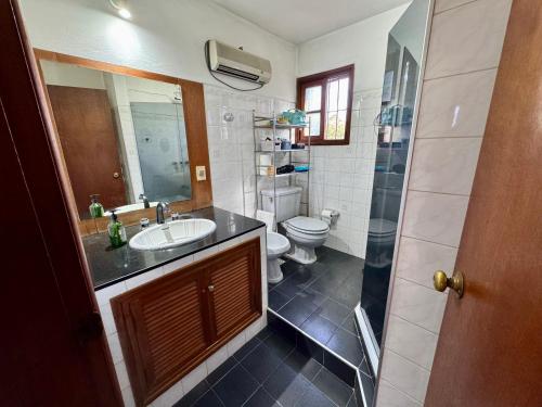 シウダ・デ・ラ・コスタにあるvainilla y lavandaの洗面台、トイレ、シャワー付きのバスルーム