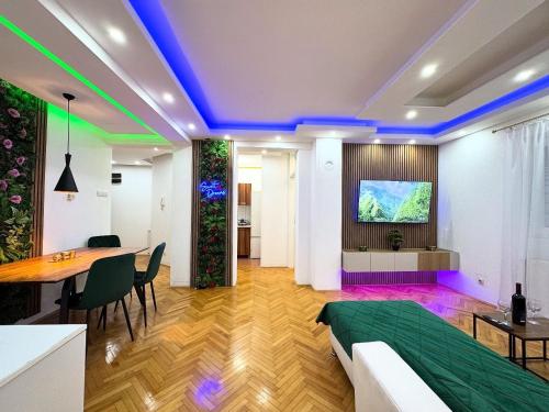 TV a/nebo společenská místnost v ubytování Apartmani LUX 68