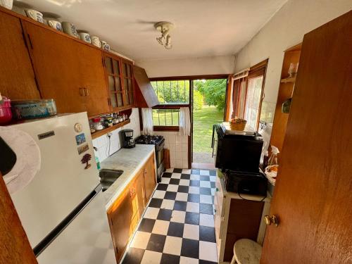 eine Küche mit schwarz-weiß kariertem Boden in der Unterkunft vainilla y lavanda in Ciudad de la Costa