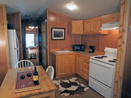 una cocina con un desastre en el suelo en Secluded Cabin Perfect for a Romantic Getaway in Austin County, Texas, en Cat Spring