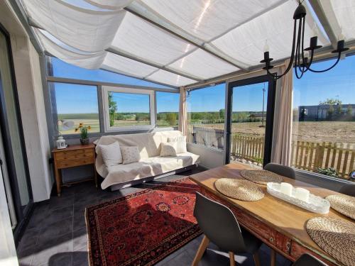 にあるDom na wzgórzu z balią niedaleko lasuのギャラリーの写真