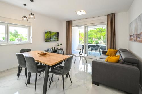 Apartments with pool Break B