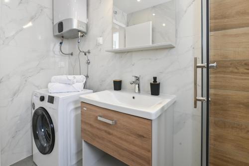 Apartments with pool Break B