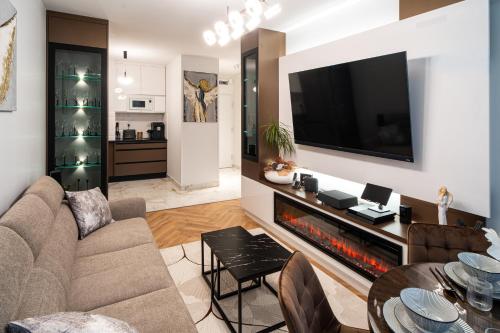 TV a/nebo společenská místnost v ubytování ApartSanok - Apartament Widokowy 27-49, Sanok