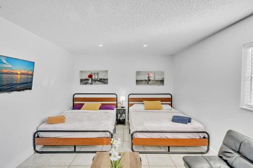 2 camas en una habitación con sofá en Large 2 Bed Studio Close To Beach & Hard Rock Ha03, en Hollywood