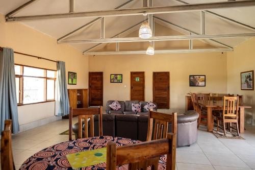 ein Wohnzimmer mit Sofa und Tisch in der Unterkunft Rain Tree Camp in Chunga