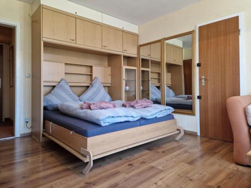 Ένα ή περισσότερα κρεβάτια σε δωμάτιο στο Allgäuer Bergerlebnis mit Hallenbad