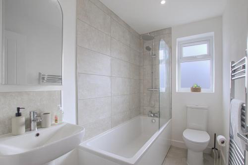 Vannituba majutusasutuses Comfortable, Stylish 3 Bed House with Off Street Parking and Superfast Wi-Fi