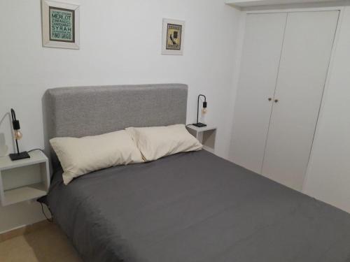 سرير أو أسرّة في غرفة في Entre Verde