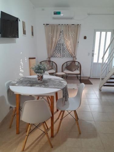 a dining room with a table and chairs at Entre Verde in Concepción del Uruguay