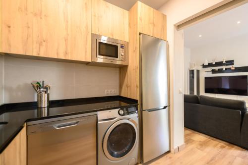 Apartamento con 2 dormitorios, 2 baños y sofá cama ideal para familias en Madrid Temporal CAR1012