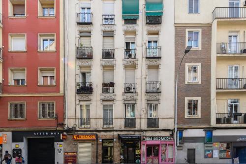Apartamento con 2 dormitorios, 2 baños y sofá cama ideal para familias en Madrid Temporal CAR1012
