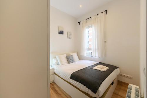 Apartamento con 2 dormitorios, 2 baños y sofá cama ideal para familias en Madrid Temporal CAR1012
