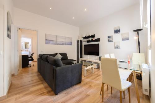 Apartamento con 2 dormitorios, 2 baños y sofá cama ideal para familias en Madrid Temporal CAR1012